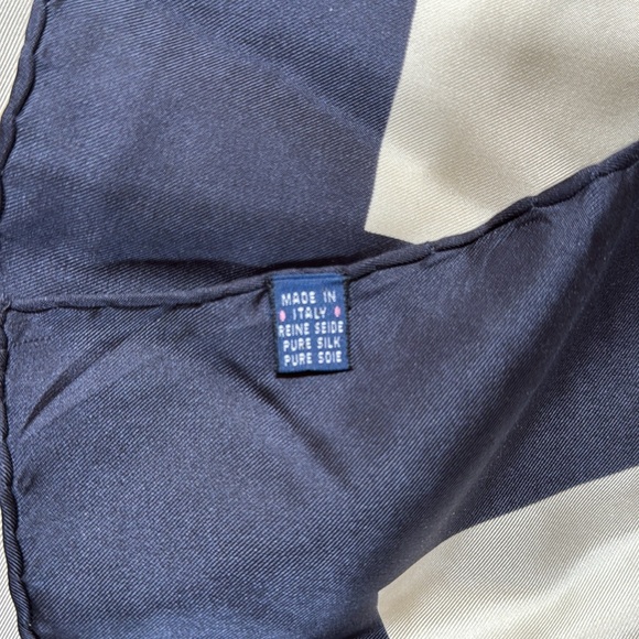 ✨REDUCED✨Burberry Vintage Silk Scarf - Picture 5 of 6